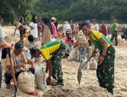 Bangun Masjid,Satgas Yonarmed 13/Nanggala Kerja Bakti Bareng Warga Senaning Ambil Pasir Sungai
