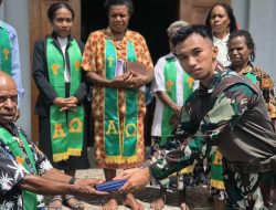 Satgas Yonif 645/GTY Serahkan Alkitab di Gereja Benawa, Pererat Persaudaraan