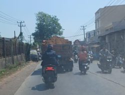 Pengguna Jalan Umum di Gowa Keluhkan Dump Truk Angkut Tanah Tanpa Terpal
