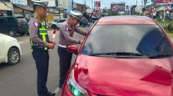 Sambut HUT RI ke-81, Sat Lantas Polres Sinjai Bagikan Bendera Merah Putih ke Pengguna Jalan