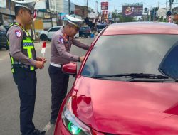 Sambut HUT RI ke-81, Sat Lantas Polres Sinjai Bagikan Bendera Merah Putih ke Pengguna Jalan