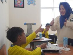 Bentuk Kepedulian,PWP Kilang Balongan Bagikan Makan Siang Bergizi ke Siswa SLB