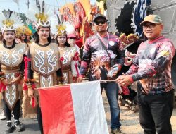 Kades Kedungwungu Lepas Peserta Karnaval Kebangsaan Semarak HUT RI ke-81