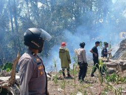 Bareng Steackholder Padamkan Kebakaran Lahan, Kapolsek Eremerasa Imbau Lebih Waspada