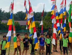 Satgas Yonarmed 13/Nanggala Bersama Siswa SDN 25 Perimpah Pasang Bendera Merah Putih