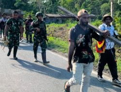Satgas Pamtas RI-PNG Kewilayahan Yonif 645/GtY dan Warga Muara Nawa Gotong Royong Pemakaman