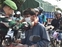 Korem 043/Gatam Bagikan Masker dan Bersihkan Sekolah Antisipasi Abu Vulkanik Anak Krakatau