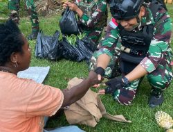 Satgas Yonif 645/GtY Beri Pelayanan Kesehatan dan Bagikan Sargal Hasil Panen Sayuran Pos Kout