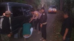 Kapolsek Sinjai Borong Bantu Kendaraan Warga Kehabisan BBM di Jalan Curam