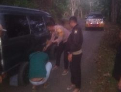 Kapolsek Sinjai Borong Bantu Kendaraan Warga Kehabisan BBM di Jalan Curam