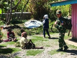 Personel Pos Walesi Dengarkan Keluh Kesah Warga dan Beri Pelayanan Kesehatan