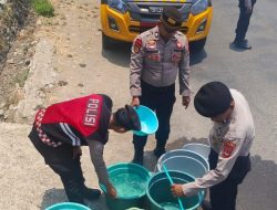Kemarau Panjang,Polres Sinjai Salurkan Air Bersih ke Masyarakat di Wilayah Sinjai Timur