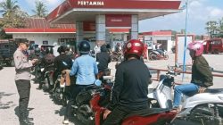 Antrian Pembeli BBM Padat,Polisi di Sinjai Atur Lintas di SPBU Agar Tetap Lancar