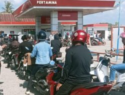 Antrian Pembeli BBM Padat,Polisi di Sinjai Atur Lintas di SPBU Agar Tetap Lancar