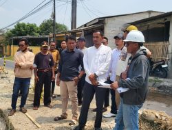 Jalan Penghubung Sukamekar–Sriamur Longsor, Kades Saiman Gerak Cepat Cek Lokasi