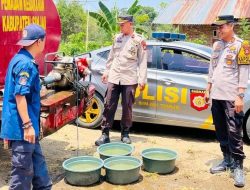 Kapolsek Sinjai Timur Bareng Damkar Salurkan Air Bersih ke Warga Desa Kaloling
