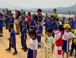 Satgas Yonarmed 13/Nanggala Latih Upacara Siswa SD Tunas Sejahtera