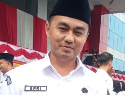 Camat Tanjung Karang Sambangi Rumah Warga Berdinding Spanduk